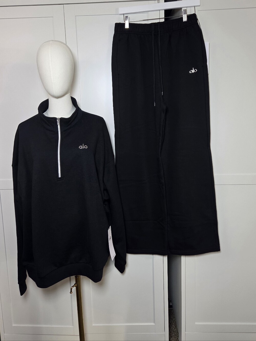 Alo Yoga Accolade 1/4 Zip Sweatshirt & Straight Leg Sweatpants Set Black Large
